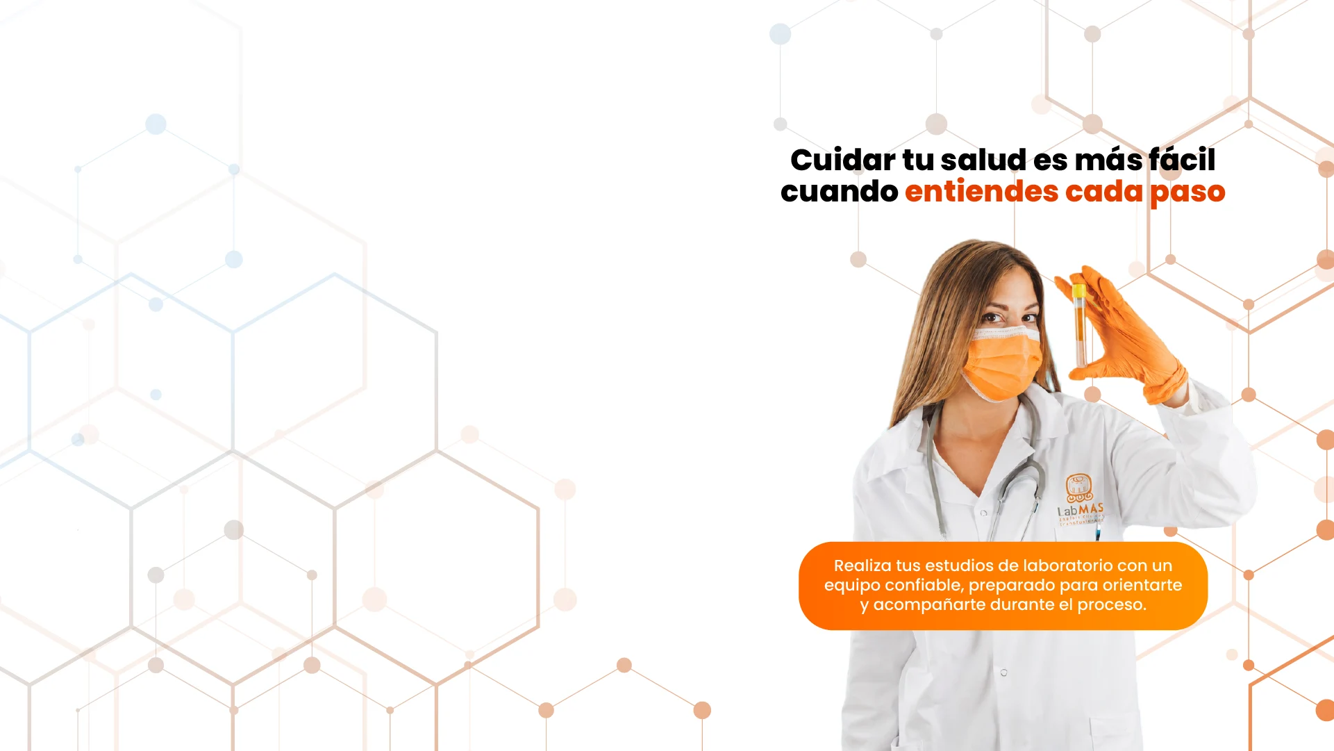 Paciente sosteniendo una tarjeta de Labmas en la recepción del laboratorio